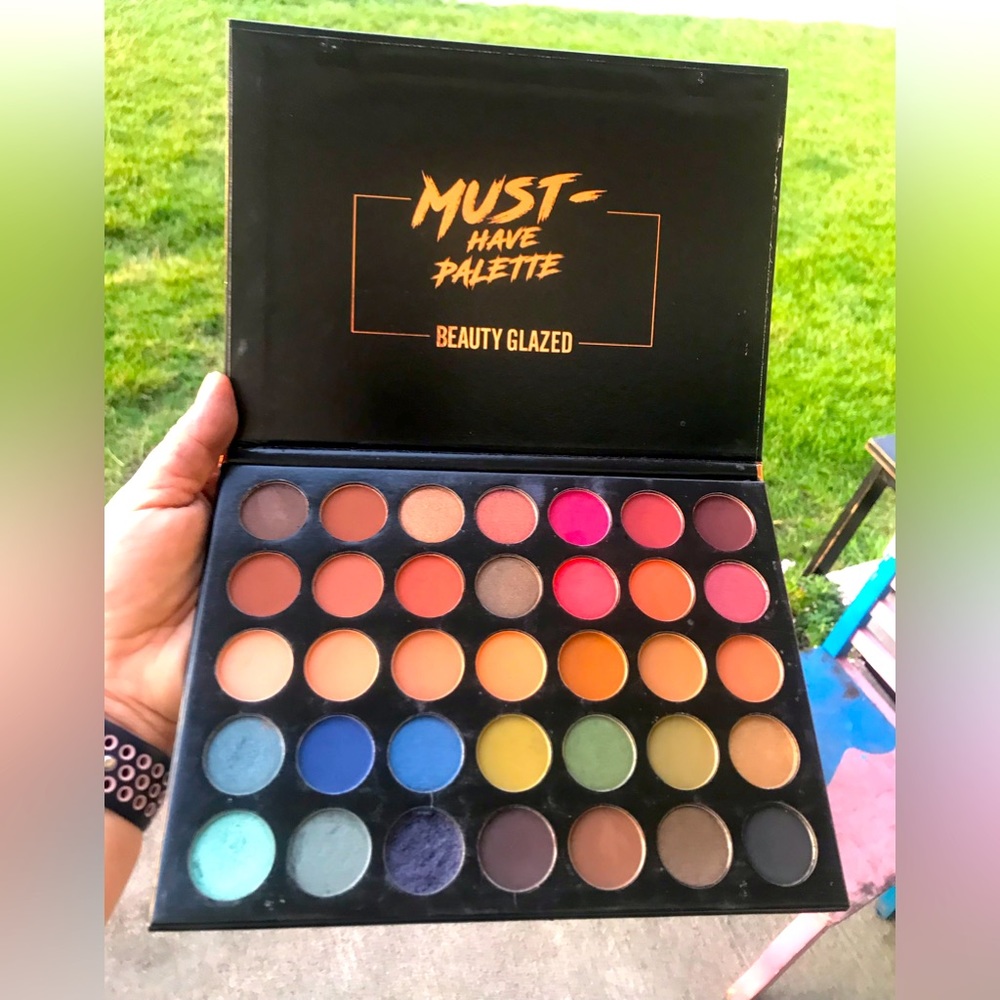 Must have beauty palette 35 shades of eye shadow